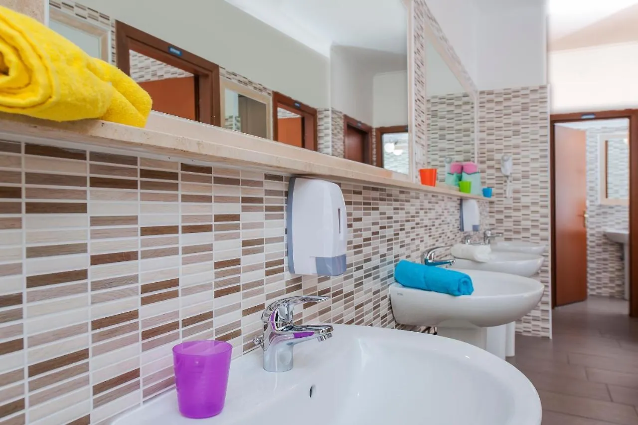 Budget Rooms Des Arts Italy