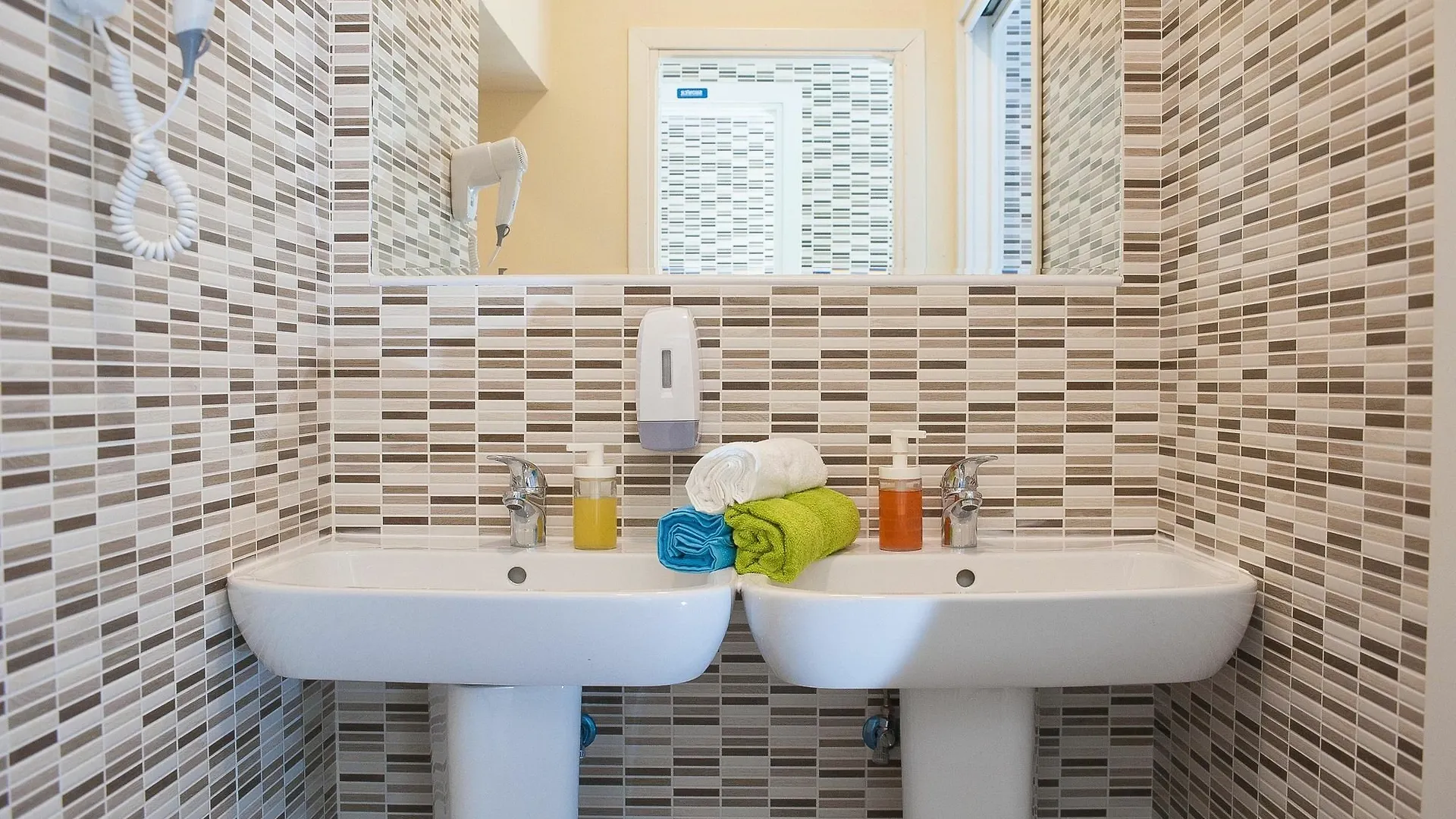 Budget Rooms Des Arts Hostel Rome
