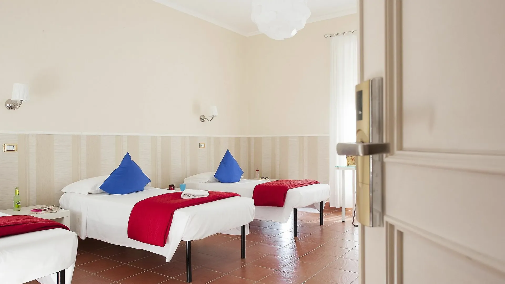 Budget Rooms Des Arts Italy